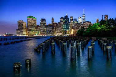 Brooklyn Bridge Park'tan geceleri Manhattan panoramik silueti. New York Şehri
