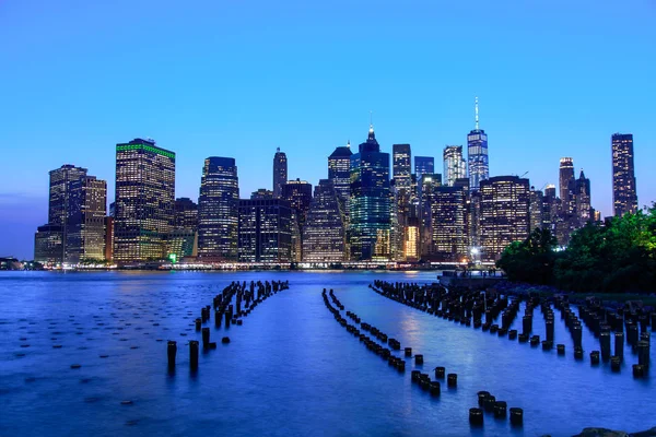 Manhattan horizonte panorâmico à noite a partir de Brooklyn Bridge Park. Cidade de Nova Iorque — Fotografia de Stock