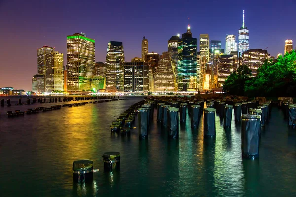 Manhattan al atardecer vista desde el Brooklyn Bridge Park en Nueva York — Foto de Stock