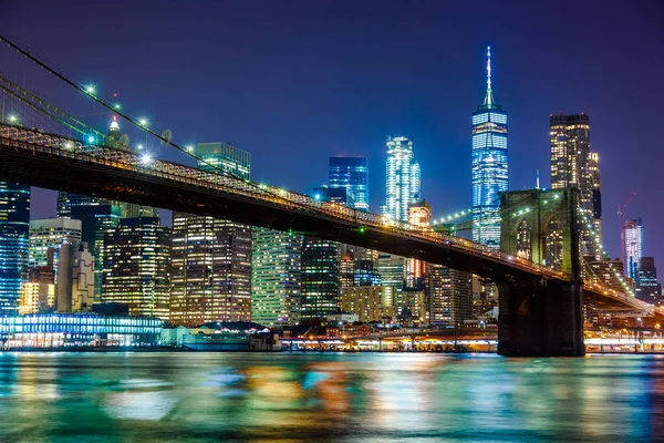 Nova Iorque - Manhattan e Brooklyn Bridge à noite — Fotografia de Stock