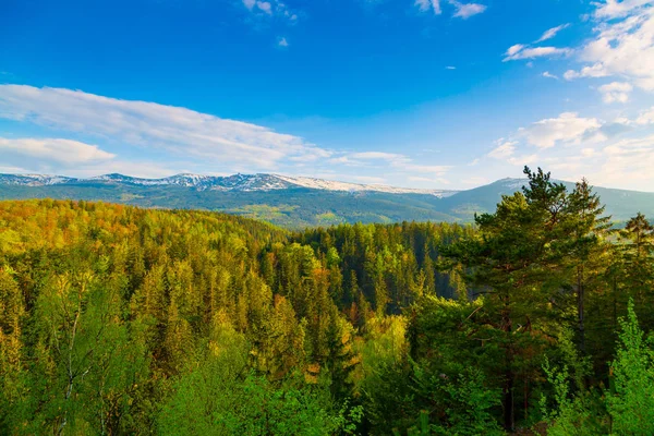 Malerische Frühlingslandschaft mit riesigen Bergen - karkonosze mounatains, poland — Stockfoto