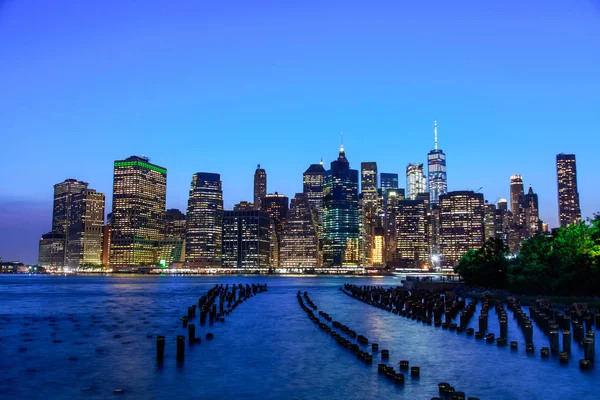 Manhattan ao entardecer vista do Brooklyn Bridge Park em Nova York — Fotografia de Stock