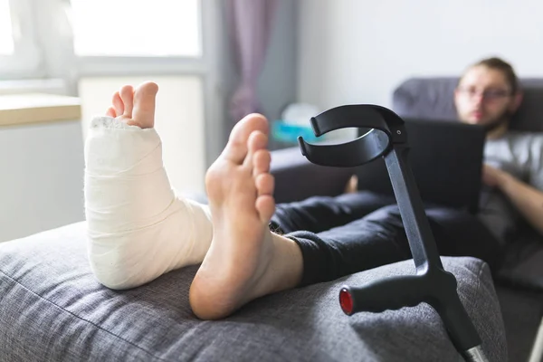 Man wacht op hem om te genezen van zijn gebroken been — Stockfoto