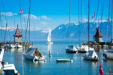Morges Cenevre Gölü'nde pitoresk küçük liman ve yelkenli tekneler