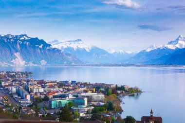 Montrö şehrinin panoraması, Cenevre Gölü ve İsviçre'deki muhteşem dağlar