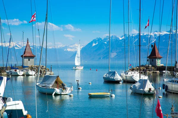 Morges Cenevre Gölü'nde pitoresk küçük liman ve yelkenli tekneler — Stok fotoğraf