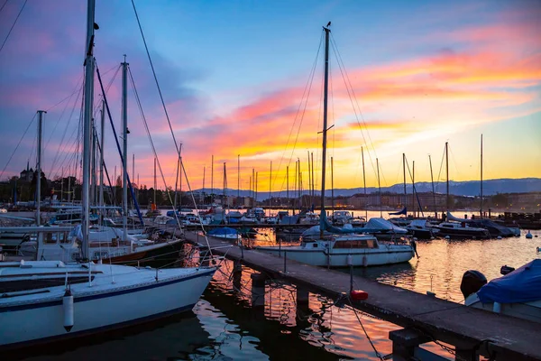 Uitzicht op de stad Genève en de haven van het meer van Genève na zonsondergang — Stockfoto