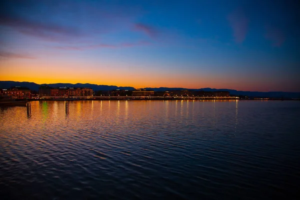 Vista da cidade de Genebra e do lago após o pôr do sol — Fotografia de Stock