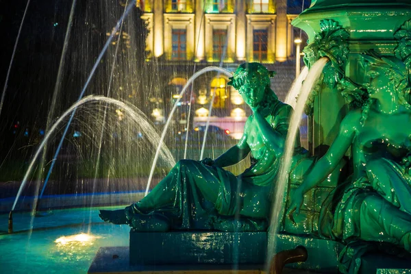 Ozdobna fontanna w parku w nocy w Genewie — Zdjęcie stockowe