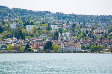 Fransa'da Cenevre Gölü'nden alınan Evian-les-Bains şehrinin görünümü