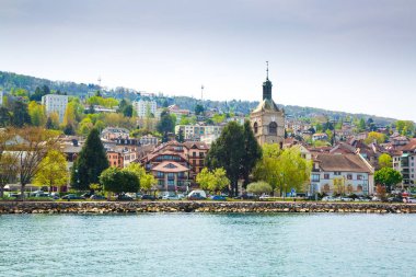 Fransa'da Evian-les-Bains şehrinde Cenevre Gölü Kıyısı