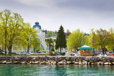 Fransa'da Evian-les-Bains Şehrinde Cenevre Gölü Kıyısı