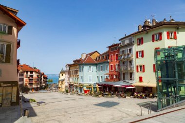 Fransa'da Evian-les-Bains şehrindeki eski şehir binaları