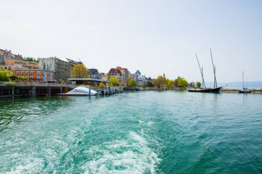 Fransa'da Evian-les-Bains şehir limanıim Cenevre Gölü'nde feribot tekne alınan