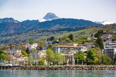 Fransa'da Evian-les-Bains şehrinde Cenevre Gölü kıyısı ve dağları