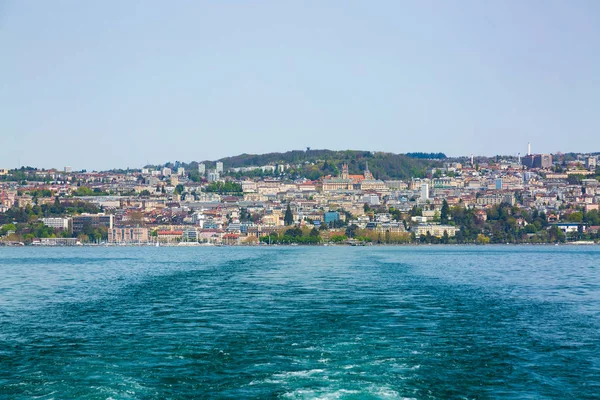 Pohled na město Lausanne převzato z Ženevského jezera — Stock fotografie