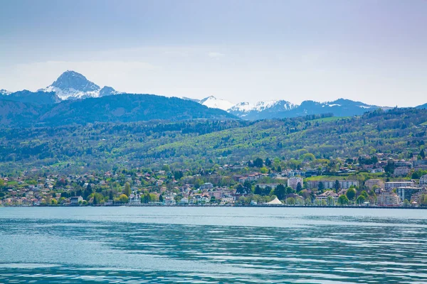 Genfi-tó és az Evian-Les-Bains város a háttérben Franciaországban — Stock Fotó