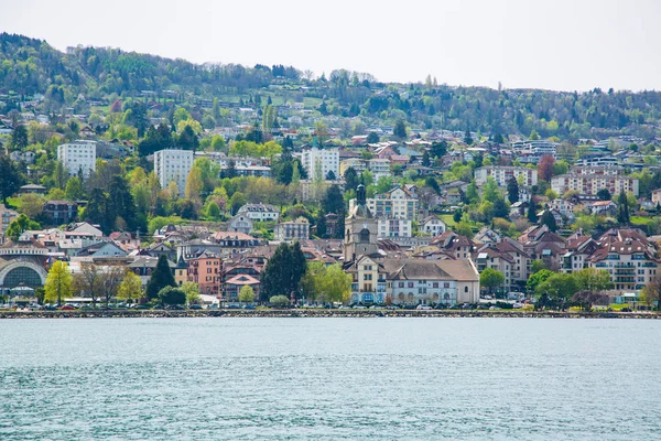 Pohled na město Evian-les-Bains převzatá z Ženevského jezera ve Francii — Stock fotografie