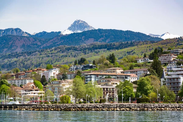 Fransa'da Evian-les-Bains şehrinde Cenevre Gölü kıyısı ve dağları — Stok fotoğraf