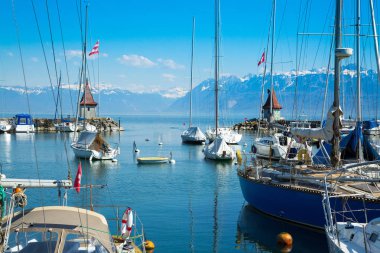 Morges Cenevre Gölü'nde pitoresk küçük liman ve yelkenli tekneler