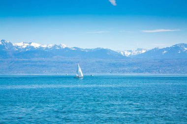 Arka planda Yelkenli tekne ve dağlar ile Cenevre Gölü Görüntü