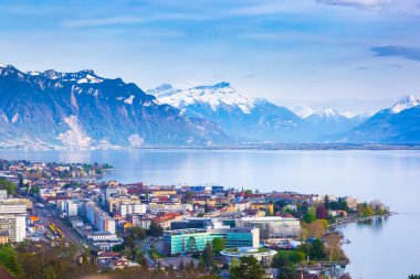 Montrö şehrinin panoraması, Cenevre Gölü ve İsviçre'deki muhteşem dağlar