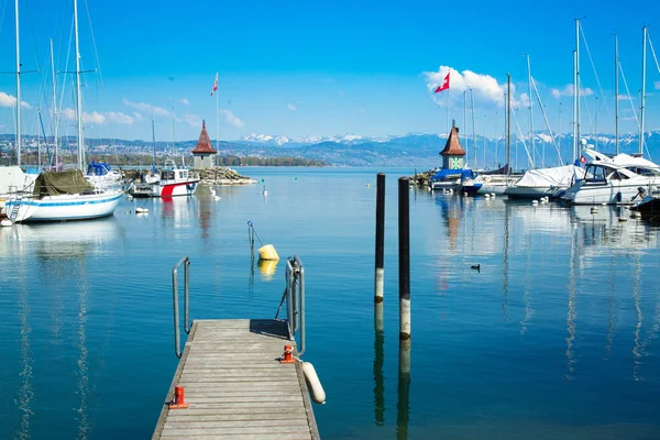 Pequeno porto pitoresco e barcos à vela no Lago de Genebra, em Morges — Fotografia de Stock