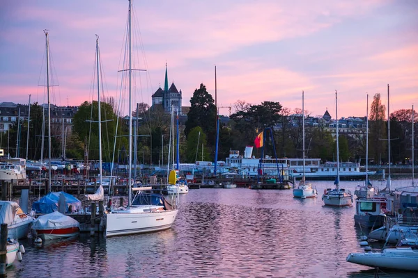 Pohled na Ženevské město a přístav Ženevského jezera po západu slunce — Stock fotografie