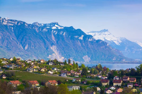 Subúrbios da cidade de Montreux com montanhas ao fundo — Fotografia de Stock