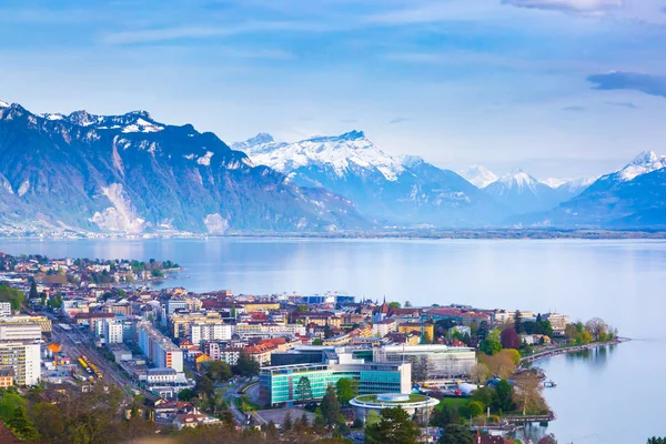 Panorama města Montreux, Ženevského jezera a úžasných hor ve Švýcarsku — Stock fotografie