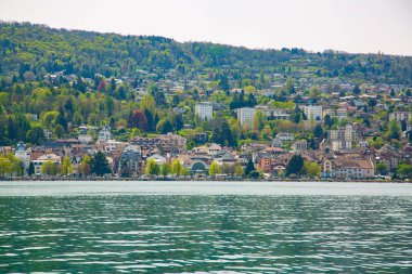 Fransa'da Cenevre Gölü'nden alınan Evian-les-Bains şehrinin görünümü