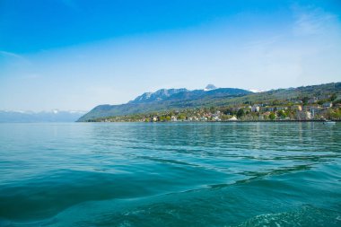 Fransa'da Cenevre Gölü ve Evian-les-Bains şehrinin feribot teknesinden görünümü