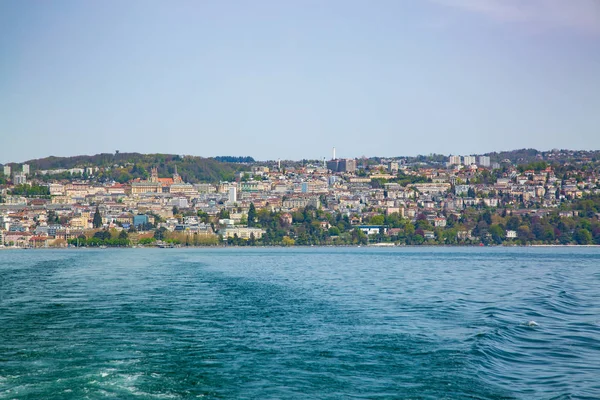 Panorama města Lausanne převzato z lodi na Ženevském jezeře — Stock fotografie