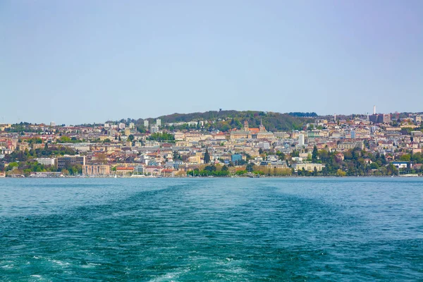 Panorama města Lausanne převzato z lodi na Ženevském jezeře — Stock fotografie