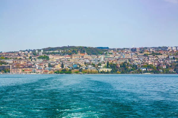 Pohled na město Lausanne převzato z Ženevského jezera — Stock fotografie