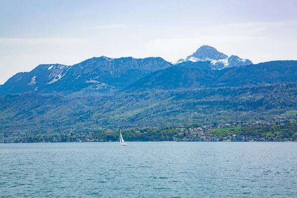 Lago de Genebra e Evian-les-Bains cidade em segundo plano na França — Fotografia de Stock