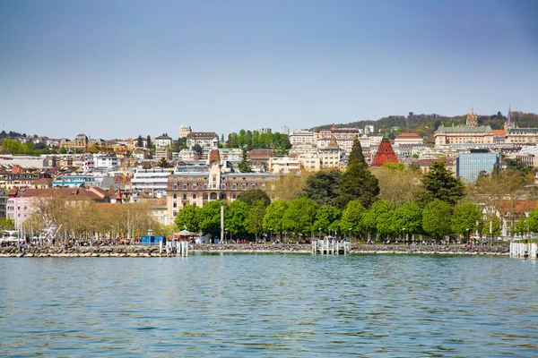 Pohled na město Lausanne převzato z trajektové lodi na Ženevském jezeře ve Švýcarsku — Stock fotografie