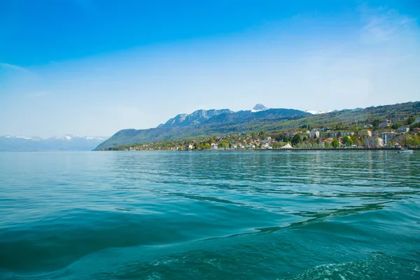 Pohled z trajektového člunu Ženevského jezera a Evian-les-Bains City ve Francii — Stock fotografie