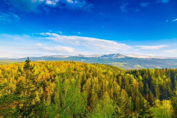 Malerische Frühlingslandschaft mit riesigen Bergen - karkonosze mounatains, poland — Stockfoto