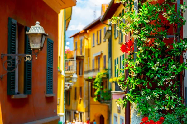Colorida calle estrecha del casco antiguo en Bellagio Town, Italia — Foto de Stock