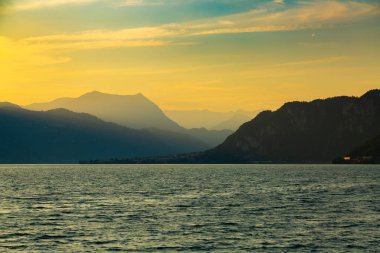 Lecco şehrinin yanında Como Gölü üzerinde pastoral gün batımı, Lombardiya, İtalya