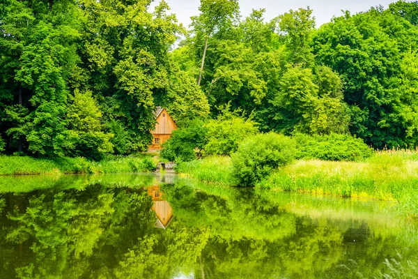 Wooden cottage house over the lake in forest — Stock Photo, Image