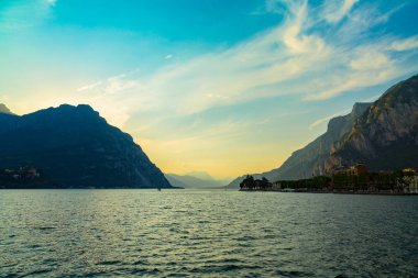 Lecco şehrinden alınan Como Gölü ve Monutains üzerinde pastoral gün batımı, Lombardiya, İtalya