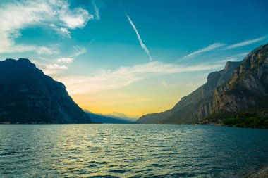 Lecco şehrinden alınan Como Gölü ve Monutains üzerinde pastoral gün batımı, Lombardiya, İtalya
