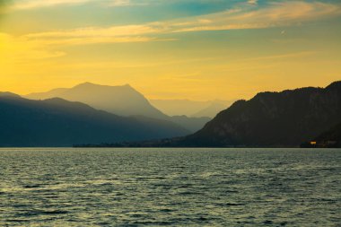 Lecco şehrinin yanında Como Gölü üzerinde pastoral gün batımı, Lombardiya, İtalya