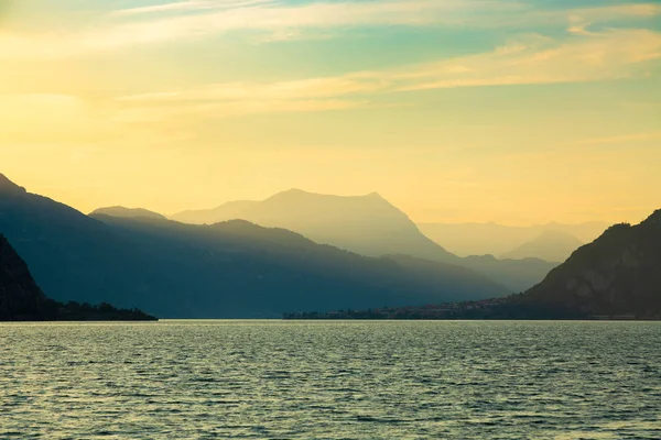 Coucher de soleil idyllique sur le lac de Côme près de Lecco, Lombardie, Italie — Photo
