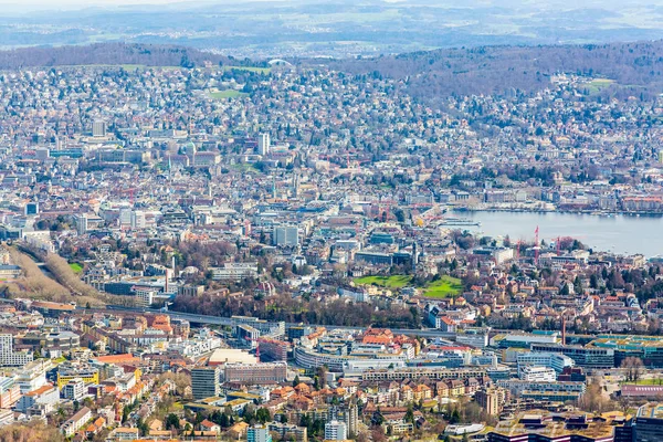 Panoramatický pohled z Curychu z Uetliberg mountain — Stock fotografie