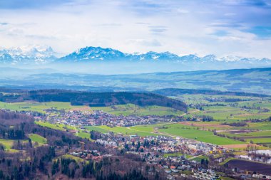 Uetliberg Dağı'ndaki odservation kulesinden Wettswil, Stallikon ve Bonstetten alpleri ve kasabalarının panoraması