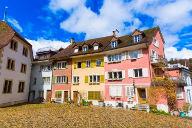 Brugg kasabasındaki eski şehir binaları ve çeşmesi, Canton Aargau, İsviçre