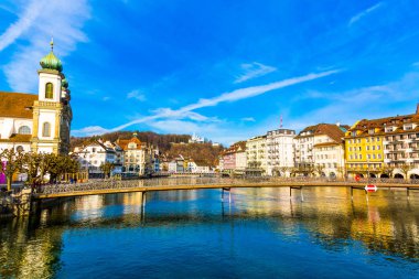 İsviçre'nin Lucerne şehrinde Eski şehir binaları ve River Reuss üzerinde köprü